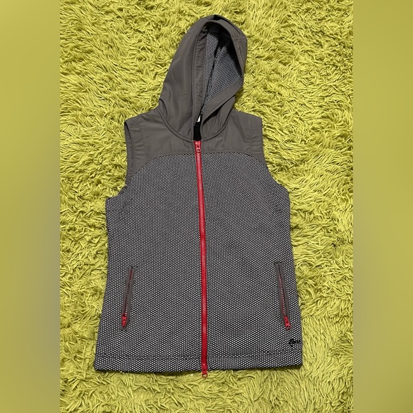 Authentic Kavu vest. Women’s size small. Small stain on back shown in pic 3 - Picture 1 of 3